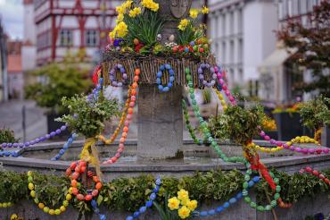 Oettinger Osterbrunnen am Marktplatz