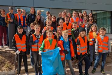 Bei strahlendem Sonnenschein und mit bester Laune haben sich Schüler, Lehrer, Eltern und Geschwister der THG-Schulfamilie an der Flursäuberungsaktion des AWV Nordschwaben beteiligt.