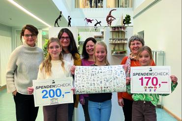 Kunstlehrerin Alexandra Böck, Katharina Bezler, UNESCO-Schulkoordinatorinnen Heike Hauck und Daniela Vogler, Chiara Kesting, Schulleiterin Dr. Renate Rachidi und Maria Düll bei der Spendenübergabe.