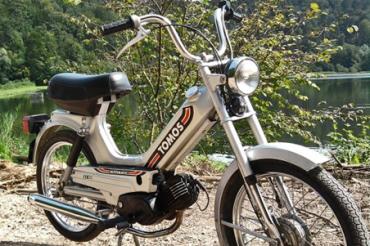 Ein traditionelles Tomos Mofa.