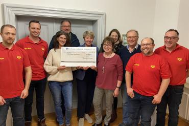 Scheckübergabe durch Mitglieder der Freibadinitiative Tagmersheim und Rettungsschwimmer. v.l.s: Jochen Parzefall, Florian Baur, Karin und Armin Walter, Bürgermeisterin Petra Riedelsheimer, Rosa Schreiber, Carolin Mittel, Manfred Schreiber, Martin Hofman und Erwin Riedelsheimer.