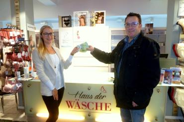 Susanne Böswald (Haus der Wäsche) und Branko Schäpers (Caritasverband) bei der Spendenübergabe.