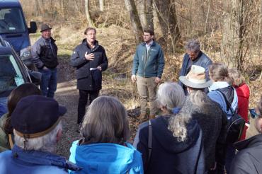 Die Menschen für den Wald und den Umgang mit der Natur sensibilisieren – das ist die Motivation, warum MdL Wolfgang Fackler (Mitte) gemeinsam mit den Bayerischen Staatsforsten den „Waldspaziergang“ durchgeführt hat. 
