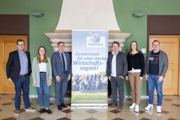 Gemeinsam für eine starke Wirtschaftsregion: Wirtschaftsförderverband DONAURIES (Geschäftsführer Klemens Heininger, stellv. Geschäftsführerin Laura Turbany und Landrat Stefan Rößle) und Wirtschaftsjunioren Donau-Ries (Kreissprecher Marco Kleebauer, stellv. Kreissprecherin Eleonore Fischer u. Vorstandsmitglied Florian Oßwald) im Gespräch.