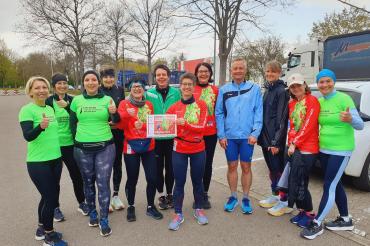 Vor dem Start: Sandra Dollmann mit den fleißigen Läuferinnen und Läufern des TSV Nördlingen. 