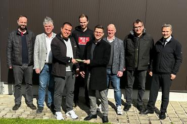 Die am Gewerbestraßenfest am 12. März 2023 teilgenommenen Firmen Autohaus Sens, Autohaus Meier, Autohaus Schweizer, Zweirad Müller, MüKe Bikes, Maler Rauch sowie das Bestattungsinstitut Fischer spenden 1.400 Euro für die Stiftung „Nördlinger Hilfe in Not“. 