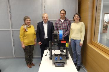 Dr. Renate Rachidi (Schulleiter THG Nördlingen), Wolfgang Winter (Vertreter der Sparkassenstiftung), Jürgen Christ (Fachschaftsleiter Mathematik) und Simone Meißler (Vorsitzende des Freundeskreises des THG).