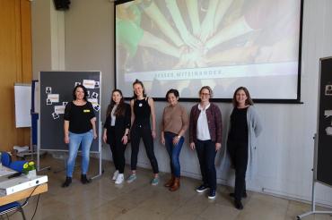 Das Bild zeigt Andrea Ramold (Kommunale Jugendarbeit) Lisa Freudemann, Jenni Müller (beide vom Verein Zeichen gegen Mobbing) Hannelore Menzel (Schulpsychologin für die Mittelchulen im Landkreis Donau-Ries), Stefanie Fuß (Rektorin Mittelschule Harburg), Stefanie Sommer (Jugendsozialarbeiterin an der Mittelschule in Harburg).