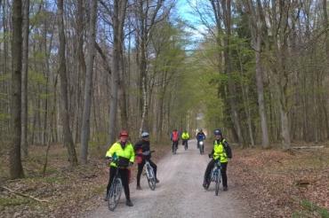 Mit dem ADFC Donau-Ries auf dem Jurahochweg. Tourleiterin Gerti Wedel links im Bild.