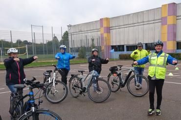 Viel Spaß hatten die Teilnehmer des letztjährigen E-Bike-Kurses mit dem Fahrsicherheitstrainer Karl-Heinz Feldner (r.).
