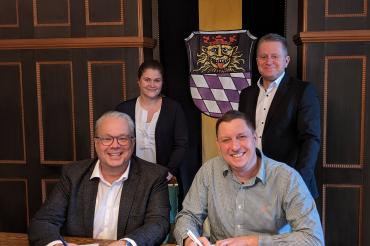 Maria Sandmair, Harald Reinelt (Stadtentwicklung), der 1. Bürgermeister Karl Rehm und Matthias Korber (Geschäftsführer DSLmobil).