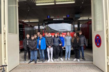 Schüler*innen der Leonhart-Fuchs-Schule zu Besuch bei der Freiwilligen Feuerwehr.