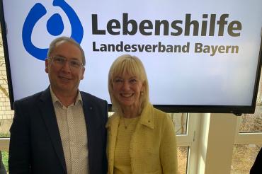 Das Bild zeigt Günter Schwendner, Vorstandsvorsitzender der Lebenshilfe Donau-Ries und Bezirkssprecher der schwäbischen Lebenshilfen und Carolina Trautner, Landesvorsitzende der Lebenshilfe Bayern 