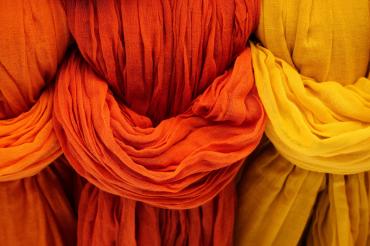 Das Bild zeigt verschiedenfarbige Tücher