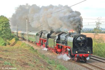 Sonderrundfahrt mit einer traditionellen Schnellzugdampflokomotive.