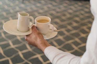 Wer in der Gastronomie arbeitet, macht vieles mit links – auch das Kaffee-mit-Milch-Servieren. Trotzdem ist der Service ein harter Job. Und für den gibt es jetzt einen „Extra-Schuss" beim Lohn.