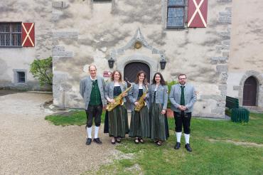 Das Bild zeigt von links nach rechts: Dirigent Franz Fischer, stellv. Jugendleiterin Janine Schneider, Musikerin Marie Wenninger, Carolin Heckel und Wolfgang Stolz mit den neuen Instrumenten. 