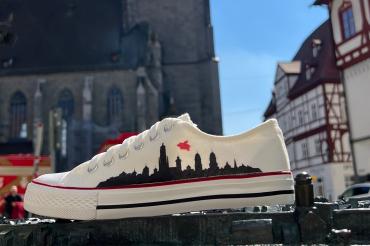Die Silhouette der Stadt Nördlingen ist unverkennbar und auch gleich auf dem Schuh wiederzuerkennen. 