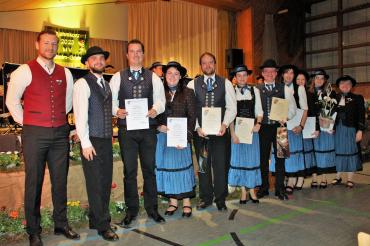Auf dem Bild zu sehen (von links): ASM Vorsitzender Christian Kanth, 1. Vorstand Dominik Wiedemann, Daniel Probst, Teresa Röthlein, Andreas Bosch, Katrin Blüm, Anderas Fackler, Christine Gail, Tabea Meier, Veronika Rößner, Dirigentin Anita Ferber. 