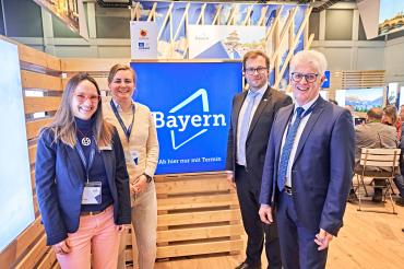 Heike Burkhardt, Katharina von Koblinski, Klemens Heininger und Günter Zwerger repäsentiern das Ferienland DONAURIES und den UNESCO Global Geopark Ries am Bayernstand auf der ITB
