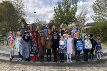 Der Oberndorfer Jugendchor Cantiamo vor der Aufführung seines Musicals zusammen mit Chorleiterin Anne-Kathrin Abel.