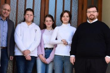 Thomas Schuster (Konrektor St. Ursula), Anna-Lena Strodel, Floriane Praßler und Maya Stöffelmeir (Klasse 9a), und Tim Pascal Ludwig.