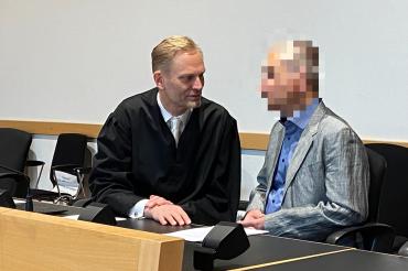 Das Bild zeigt Verteidiger David Herrmann und Dr. R.