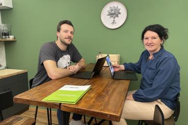 Inhaber Christoph Finkel (links) erfüllte sich im März den Traum vom eigenen Coworking Space. 