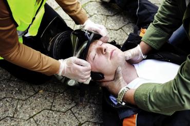 Der Helm muss vorsichtig abgenommen werden.