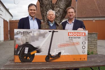 Wolfgang Fackler und Daniel Petrasch überreichten Martin Müller seinen E-Scooter.