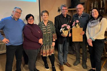 Die Geehrten Georg Schmid (25 Jahre OGV) und Walter Meier (40 Jahre OGV) freuten sich über Urkunde, Dankesworte und Blumengruß.