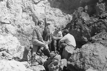 Prof. Dr. Dieter Stöffler (links) und Dr. Friedrich Hörz (rechts) im Gespräch mit den Apollo-14-Astronauten Gene Cernan und Joe Engle (zweiter und dritter von rechts) bei einem „field training“ der NASA im Jahre 1970.  