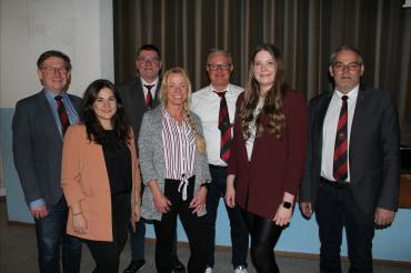 Das Bild zeigt das neue Präsidium des VfB Oberndorf. Von links nach rechts: 1. Präsident Stefan Rößle, 2. Kassiererin Laura Rippl, 2. Schriftführer Jürgen Schmid, 1. Kassiererin Mandy Fischer, 3. Präsident Christian Sigel, 1. Schriftführerin Katharina Kretschmer, 2. Präsident Franz Moll. 
