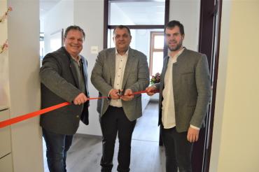 Falk Freisleben (links), Bürgermeister Marcus Späth und Dr. Max Feistle bei der offiziellen Eröffnung.