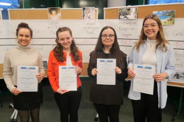 Die vier stolzen Preisträgerinnen bei der Prämierungsfeier der Seminararbeiten.