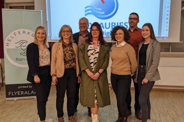 Auf dem Bild von links nach rechts: Julia Schmalbach (Vorsitzende Helferkreis), Hedwig Rehm (Vorsitzende Helferkreis), Karl Rehm (1. Bürgermeister Rain), Jasmin Doster (Projektleitung Digitallotsen/Helferkreis), Laura Brummer (LRA Digitalisierungskoordinatorin), Quirin Neher (Stadt Rain/Marketing), Lena Bartl (LRA, Assistentin Digitalisierung, Mobilfunk und Wirtschaft)