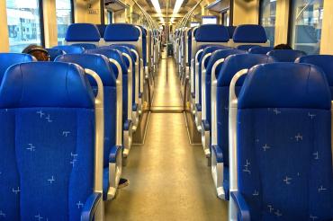 Das Bild zeigt die Innenansicht eines Zugabteils.