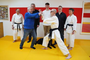 Rene Steinhübel zeigt Sportreferent Roland Schuster eine Technik aus seinem neuen Repertoire.