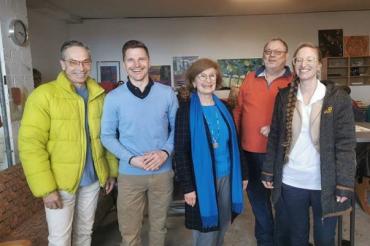 Wolfgang Goschenhofer, Oberbürgermeister David Wittner, die stellvertretende Landrätin Ursula-Kneißl-Eder, Hans-Peter Range und Ehrenamtsbeauftragte Karin Brechenmacher freuen sich über die Eröffnung des zweiten Reparatur-Cafés DONAURIES in Nördlingen. 