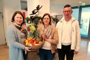 Pünktlich an Gründonnerstag überreichte die Ortsvorsitzende der CSU Rain, Claudia Marb, gemeinsam mit Hubert Ziegelmaier einen gesunden, bunten Obstkorb an alle Pflegekräfte des Seniorenheimes Rain. 