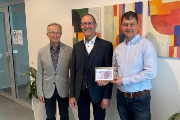 Ulrich Seidel ( 2.Vorsitzender ), Erwin Wagner ( Geschäftsführer Zasche handling ) und Dr. Gerhard Hobelsberger ( 1.Vorsitzender ), bei der Spendenübergabe.