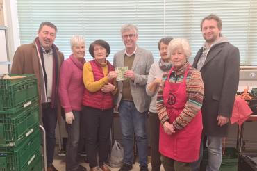 Die Spendenübergabe durch die Gemeinderäte der PWG Freie Wähler Asbach Bäumenheim.