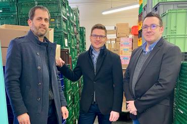 Johannes Beck (Diakonie), Oberbürgermeister David Wittner und Branko Schäpers (Caritas) bei der Spendenübergabe.