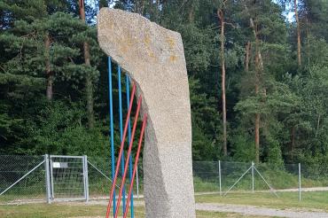 Die Steinharfe von Helmuth Hampel an der Kneipp-Anlage Monheim zum Projekt Kunstwaldbaden.