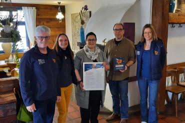 Günther Zwerger (Leitung „Geopark Ries kulinarisch“), Heike Burkhardt (Geschäftsführerin Geopark Ries e. V.), Martina und Andreas Senz, Cornelia Bäuml (Geopark Ries e. V.) bei der Urkundenübergabe.