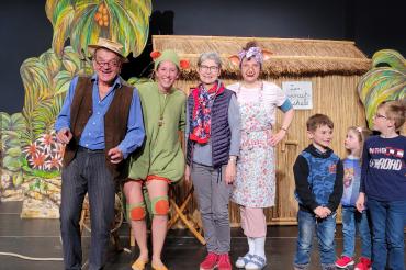 Professor Tibatong, das Urmel und Wutz begeistern im B+ Zentrum. Lena Bernecker (3.v.li.) übergab im Namen des Bücherbasarteams eine Spende.