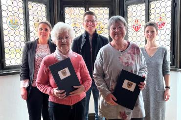 Hauptamtsleiterin Michaela Kleebauer, Pauline Kohler, Oberbürgermeister David Wittner, Dietrun Glatt, Bibliotheksleiterin Kathrin Häffner.
