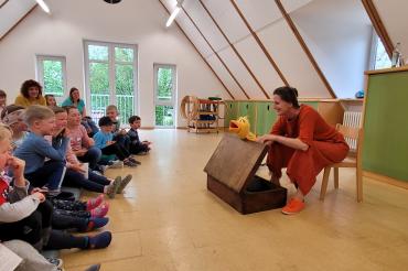 Geschichtenerzählerin Ulrikde Mommendey zu Gast im Kindergarten in Daiting.