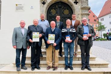 v.l.: Obmann Friedrich Bschor, Tobias Böhnle, Friedrich Schneider, Stefan Karl, Karl Neher. Hinten von links: Jürgen Landgraf (Leiter Sachgebiet Ordnungswesen und Einwohnerwesen), Oberbürgermeister David Wittner, Ortssprecher Jürgen Sieber.
