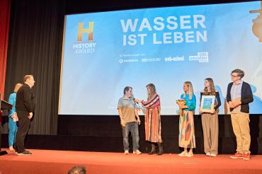 Lehrer Dieter Scholz kam stellvertretend für die Schülerinnen am 6. Mai 2023 nach München; hier zusammen mit (v.l.) Dr. Sascha Priester (HISTORY-AWARD-Jury), Nina Eichinger, Kathrin Palesch (A+E Networks Germany), Emilia Flint und Ralph Caspers